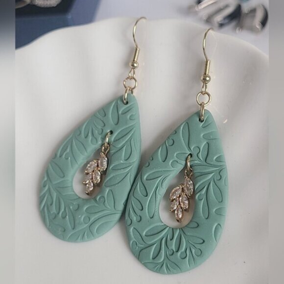 Boho Gold Plated Sage Green Leaf Pattern Crystal Clay Drop Dangle Earrings - Picture 4 of 6